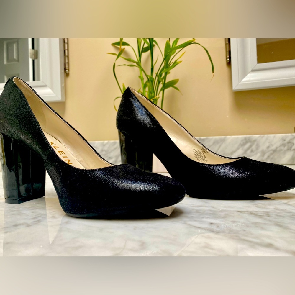 Beautiful Anne Klein stacked high heeled pumps in shimmering black fabric 🖤🖤